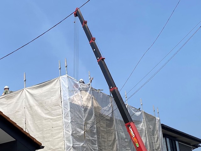 ユニック車で屋根材を荷降ろし